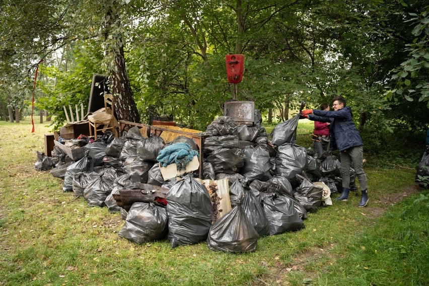 W celu wzięcia udziału w akcji „Książka za worek śmieci” w...