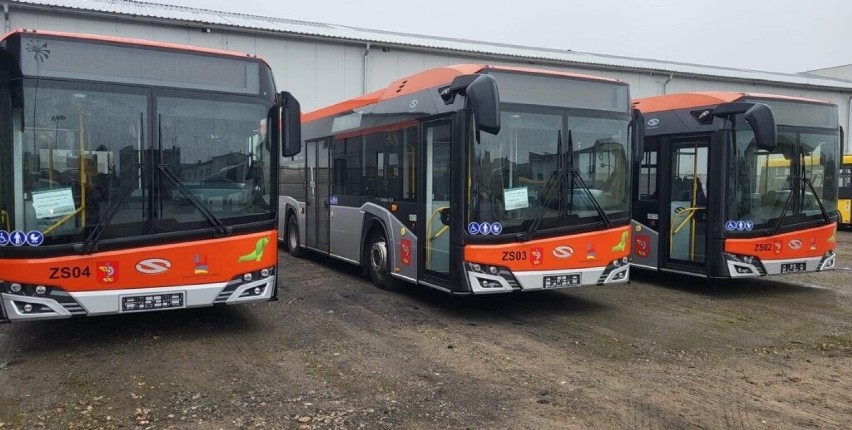 Nowe autobusy kupione dla Zakładu Komunikacji Miejskiej przyjechały do Skarżyska-Kamiennej. Zobacz zdjęcia