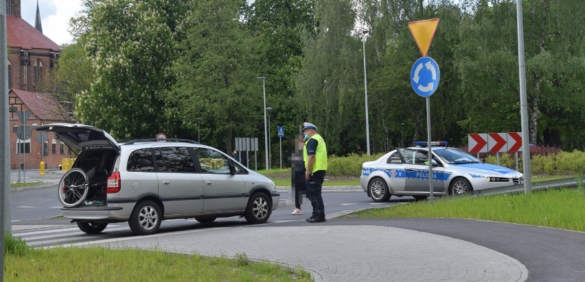 Potrącenie przed rondem. Pieszych przepuściła, rowerzystki nie 