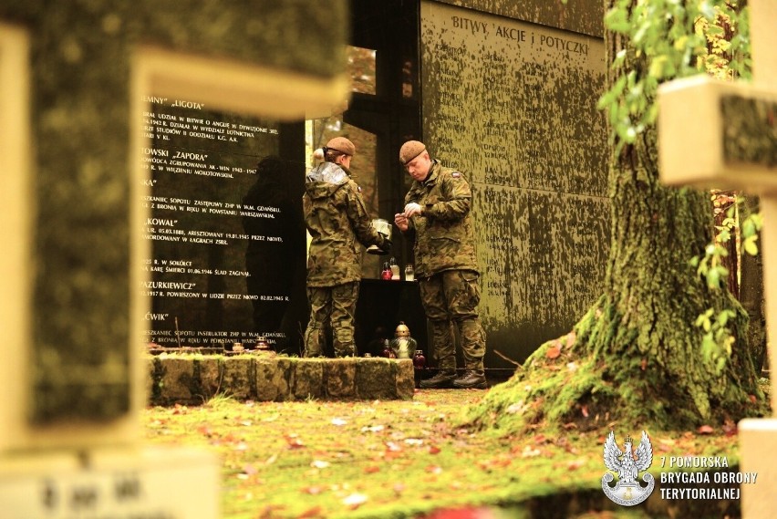 Żołnierze WOT odwiedzili cmentarze
