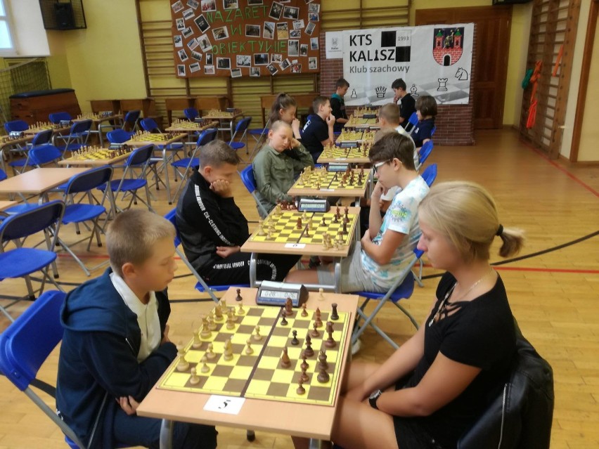 Uczestnicy mistrzostw Kalisza w szachach szybkich