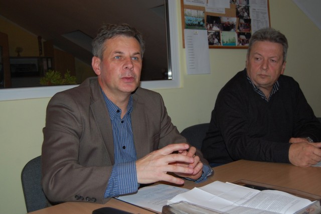 Konferencja prasowa PO. Na zdj. radni powiatowi Waldemar Pawlusek (na pierwszym planie) i Henryk Nowicki.