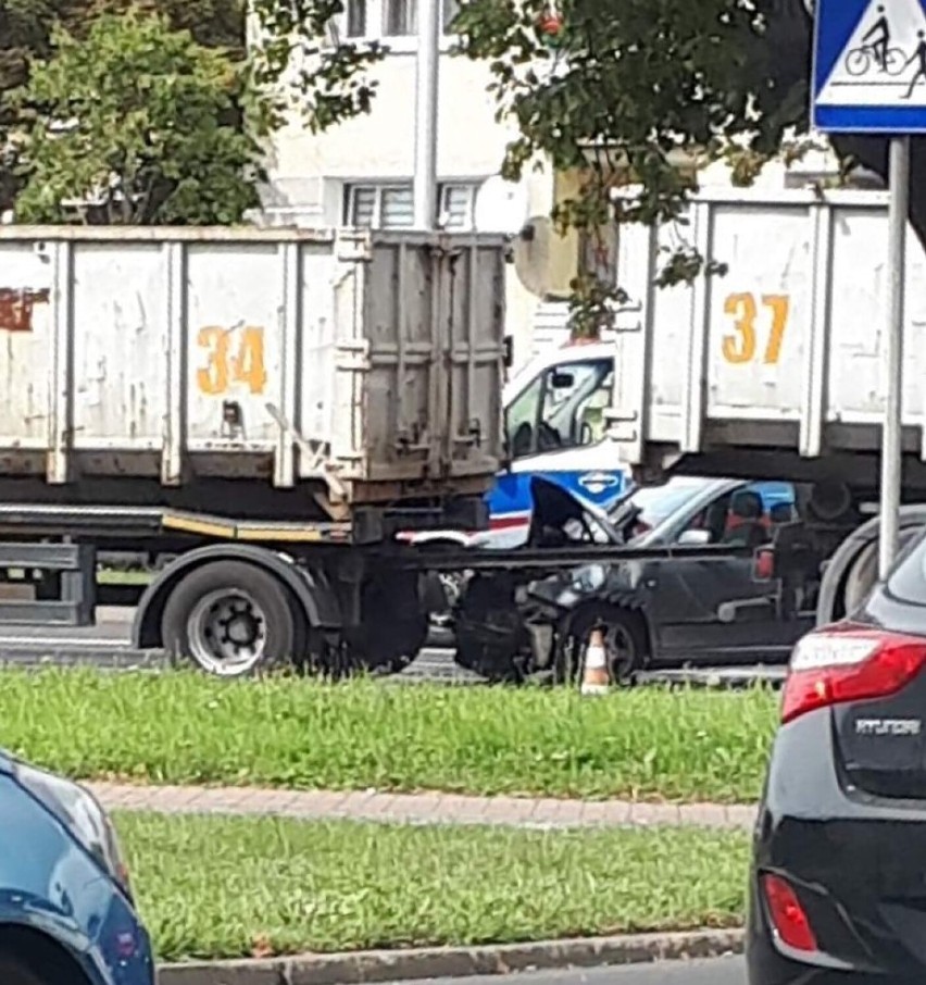 Zderzenie 3 aut i ciężarówki na skrzyżowaniu Kilińskiego z Jana Pawła II