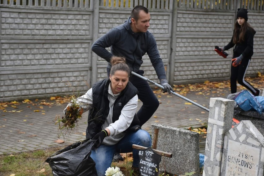 Posprzątali zapomniane nagrobki dzieci na cmentarzu w Tomaszowie. Akcję zorganizowało Towarzystwo Przyjaciół Tomaszowa