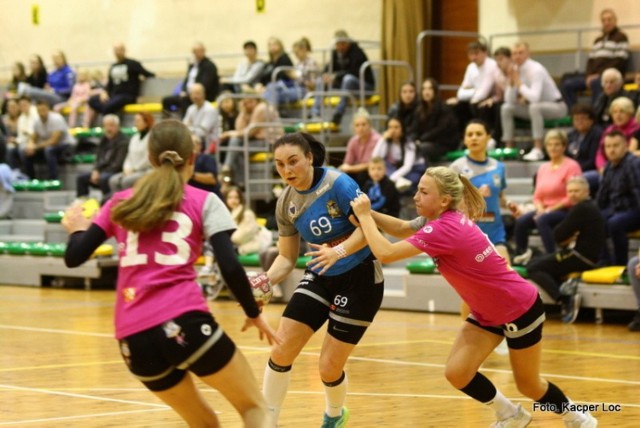 Amanda Szymborska (niebieska koszulka) w pojedynku z Handballem Rzeszów, rzuciła aż 11 bramek.