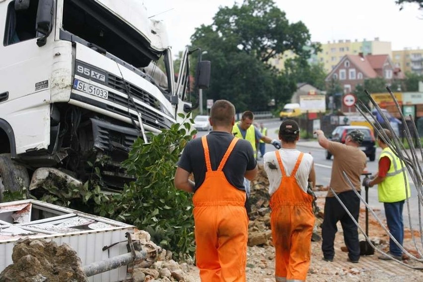 Słotwina: Usuwanie potężnego TIR-a, który zabił dwie kobiety (zdjęcia i film)