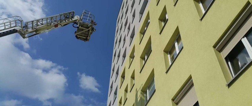 Pożar na balkonie mieszkania w Żorach. Strażacy po służbie ruszyli z pomocą!
