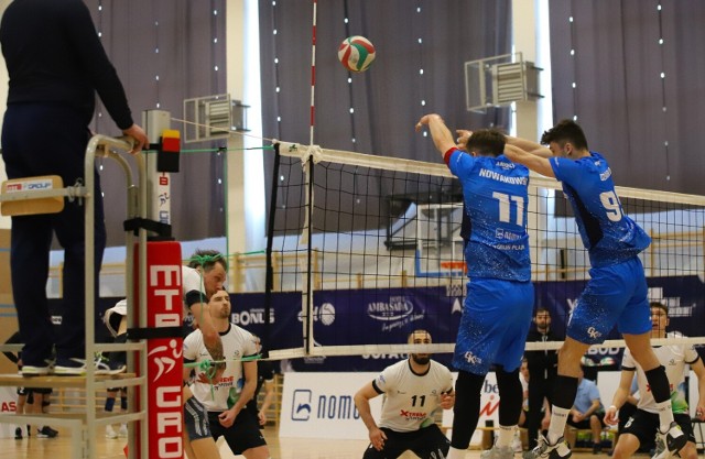 Trwa Volleyball Toruń Cup, turniej półfinałowy o awans do Tauron 1. Ligi. W sobotę o 15 w hali SP nr 28 drużynę Aniołów czeka kolejne spotkanie, tym razem przeciwko BAS Białystok. Wszystko wskazuje na to, że właśnie ten mecz może wyłonić triumfatora turnieju - w piątek obie drużyny odniosły zwycięstwa 3:0. W naszej galerii mamy dużo zdjęć z piątkowego spotkania, w którym torunianie mierzyli się z MCKiS Jaworzno i wygrali bez straty seta.