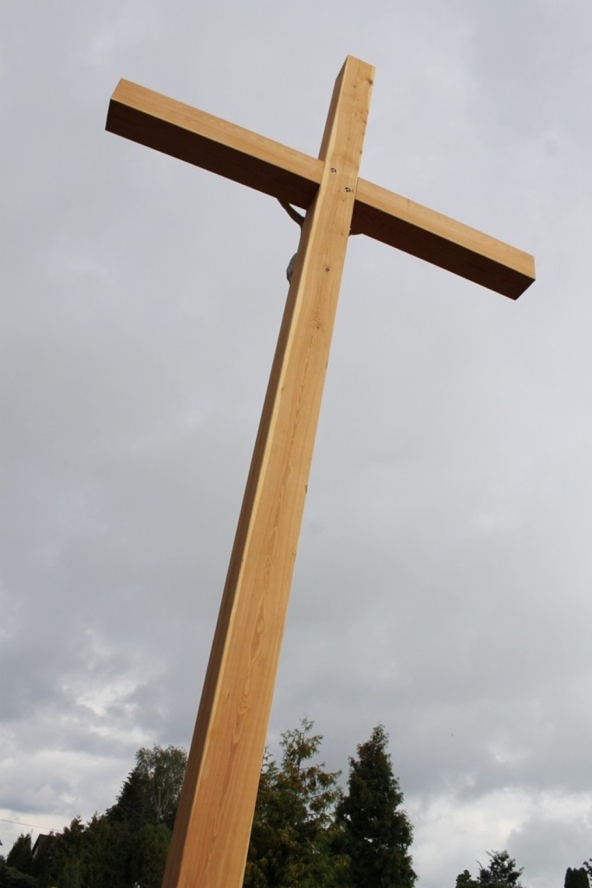 Drewniany krzyż wrócił na cmentarz