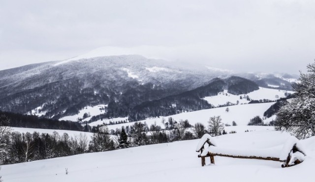 Bieszczady zimą są wyjątkowo piękne. Nie dziwi więc, że tak dużo turystów chce spędzić Nowy Rok w tym miejscu