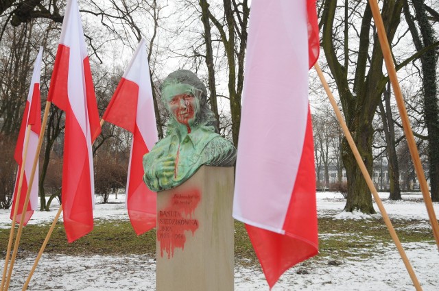 Inka, to pseudonim Danuty Siedizkówny, 17-latki zabitej przez UB. Została w czerwcu 1945 aresztowana za współpracę z antykomunistycznym podziemiem przez grupę NKWD-UB. 

Kraków: wandale zdewastowali pomnik "Inki" w Parku Jordana