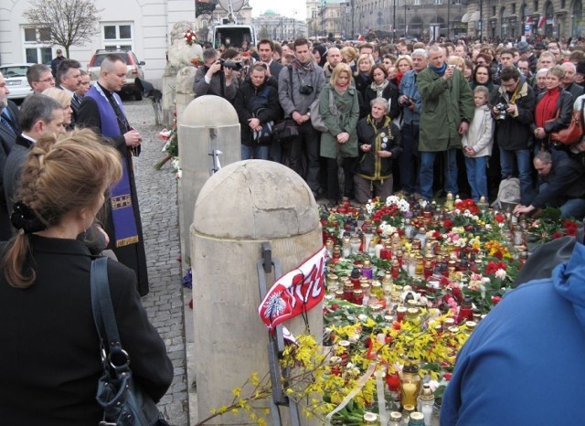 http://commons.wikimedia.org/wiki/File:Flowers_in_front_of_the_President_Palace_in_Warsaw_2010.jpg