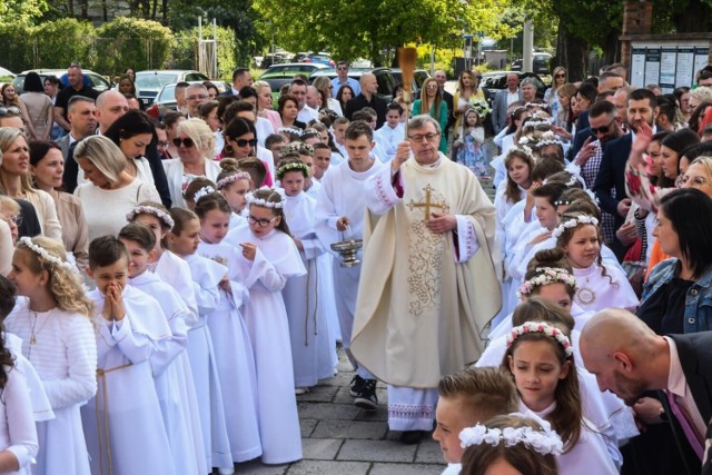 W niedzielę, 21.05., dzieci z klas III przystąpiły do I komunii świętej w parafii pw. Świętych Polskich Braci Męczenników. 