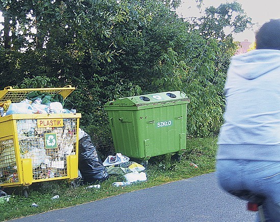 Wiatr rozwiewa śmieci po całej okolicy