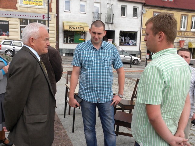 Człuchów. Leszek Miller przyjechał z wizytą - zwiedził zamek i kupił buty