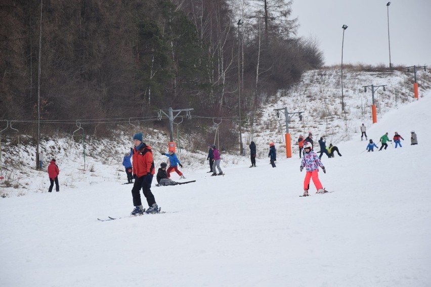 Tłumy narciarzy na stoku narciarskim w Cisowej ZDJĘCIA