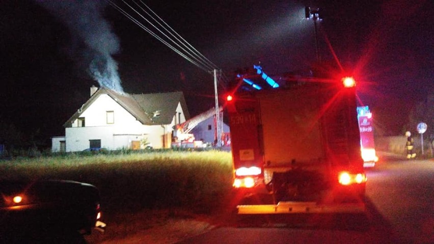 Nocny pożar domu w Radłowie. Uratował ich sąsiad