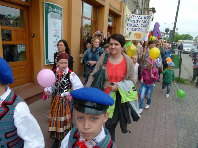 Barwny korowód sprzed siedziby miejskiej biblioteki przeszedł ulicami miasta do muszli koncertowej w parku miejskim