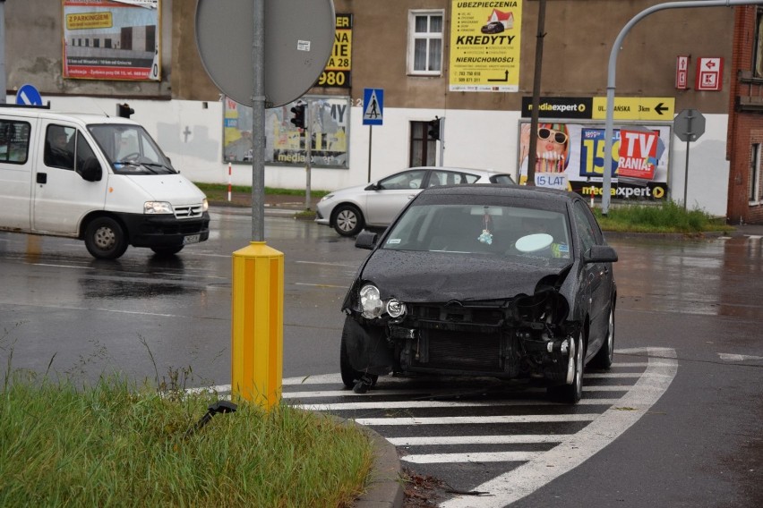 Zderzenie 3 aut na skrzyżowaniu ulic Poznańskiej i Kłeckoskiej