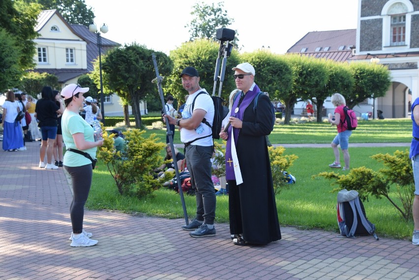 Wyszli na pątniczy szlak. 41 Piesza Pielgrzymka Różanostocka wyruszyła w niedzielę rano z Sokółki