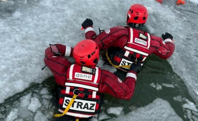 W części praktycznej strażacy ćwiczyli sposoby szybkiego dotarcia na miejsce zdarzenia, podejmowanie „tonącego” z lodowej przerębli