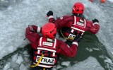 Kazimierscy strażacy ćwiczyli na skutym lodem zbiorniku. Trenowali podejmowanie tonącego z przerębli i ewakuację na brzeg. Zobaczcie zdjęcia