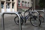 Stojaki rowerowe w Łodzi: przed szkołami i obiektami MOSiR