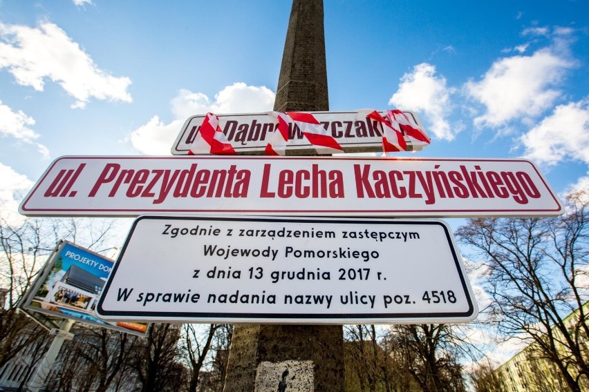 Tak tablice informujące o ul. Lecha Kaczyńskiego w Gdańsku...