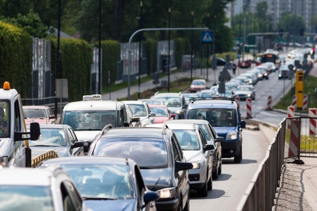 Ubezpieczenie OC to obowiązkowe ubezpieczenie posiadaczy pojazdów mechanicznych. Zakres ubezpieczenia OC jest regulowany ustawą i musi być taki sam we wszystkich towarzystwach ubezpieczeń. Na wysokość ubezpieczenia OC wpływa wiele czynników, takich jak rodzaj samochodu, doświadczenie kierowcy czy miasto. Ubezpieczyciele oferują kierowcom OC w bardzo różnych cenach. Firma OPONEO przeprowadziła symulację, dzięki której powstał ranking wysokości ubezpieczeń w zależności od miasta. 

Ile kosztuje OC w Bydgoszczy i Toruniu a ile w innych miastach Polski? Sprawdź, czy nie przepłacasz!

Mieszkańcy których miast zostawiają najwięcej pieniędzy w ubezpieczalni? Jak na tym tle wypada Bydgoszcz i Toruń? Zobacz na kolejnych slajdach >>>

Sprawdź pełen raport przygotowany przez OPONEO - kliknij tutaj



