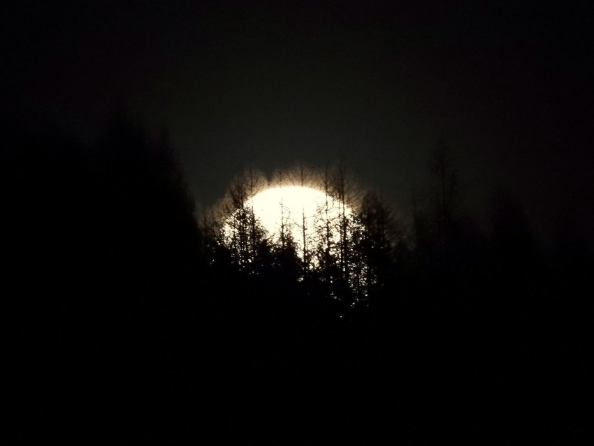 Superksiężyc nad muszyńskim Malnikiem na zdjęciach Artura Królikowskie