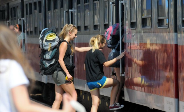 Jednym z najpopularniejszych środków transportu na Przystanek Woodstock jest tzw. pociąg woodstockowy MusicRegio. Choć nie należy on do najbardziej komfortowych, wielu woodstockowiczów twierdzi, że podróż tym pociągiem po prostu trzeba przeżyć. Przynajmniej raz. Bo, choć długa i męcząca, jest niezapomnianym doświadczeniem, a klimat festiwalu udziela się pasażerom na długo przed dotarciem do Kostrzyna. 

Z Warszawy pociąg MusicRegio odjeżdża 29 lipca o godz. 22:00 z Dworca Gdańskiego. Na miejscu jest o godz. 4:55 następnego dnia. 

Pociągiem MusicRegio można pojechać również 29 lipca z Radomia o godz. 19:45. Do Kostrzyna dociera o 6:40.