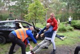 Najpierw samochód miał wypadek, a później stanął w płomieniach. Trzeba było ewakuować sześć osób. Z takim zadaniem mierzyli się kursanci