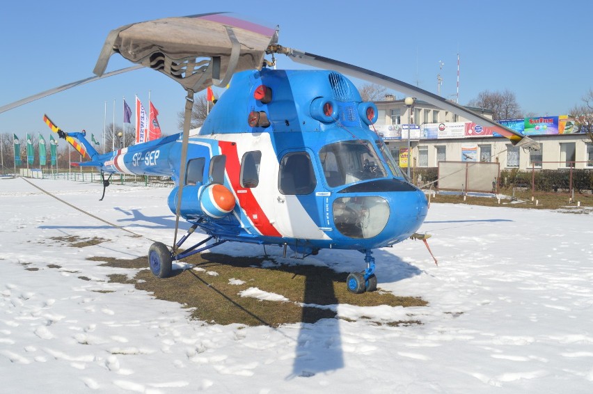 Śmigłowiec Mi-2 po raz kolejny stacjonuje na lotnisku w Kruszynie