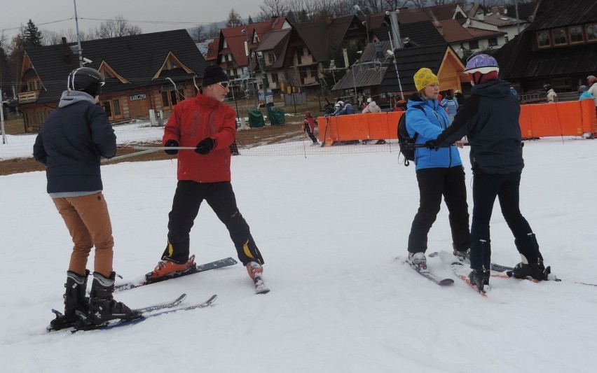 Jazda na nartach z początkującymi narciarzami.