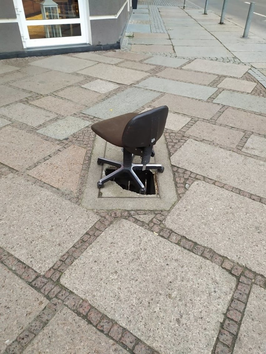 Zapadnięta studzienka zabezpieczona... krzesłem 