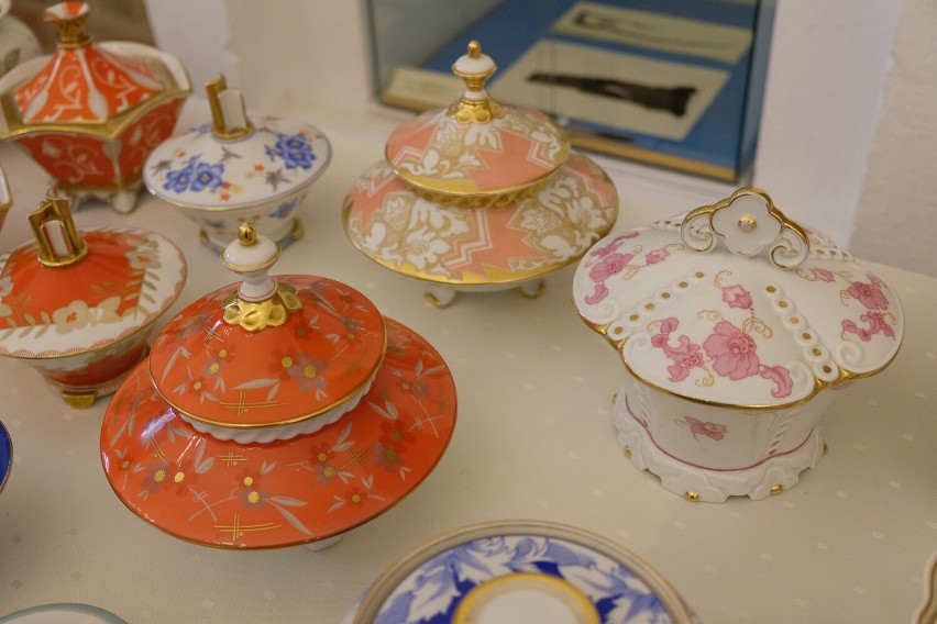 Bomboniery z żarskiej porcelany można oglądać w Muzeum...