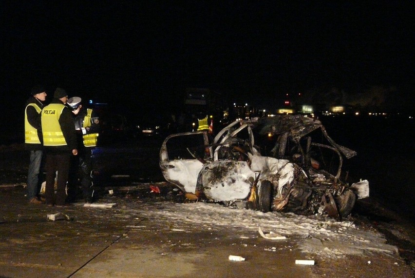 Tragiczny wypadek w Łazisku. Auto osobowe zderzyło się z TIR-em. Zablokowana DK 8
