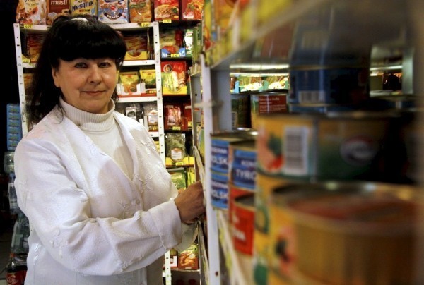 Stanowisko pracy	 
Nazwa stanowiska pracy:	Sprzedawca/ekspedient
Zakres obowiązków:	obsługa detaliczna klienta, obsługa kasy fiskalnej, terminala, wystawianie dokumentów sprzedaży. Wymagane doświadczenie min. 6 miesięcy w handlu
Liczba wolnych miejsc pracy:	5

Umiejętności i uprawnienia:	obsługa kasy fiskalnej

Maksymalne wynagrodzenie brutto mies./godz.:	800.00 PLN/mc
Rodzaj zatrudnienia:	Umowa zlecenie
Wymiar etatu:	w niepełnym wymiarze
Liczba godzin pracy w tygodniu:	20
Zmianowość:	inna

Sposób Aplikowania	 
Sposób aplikowania:	Bezpośrednio do pracodawcy
Adres:	Piotrowska 66
Polska
Osoba do kontaktu:	Magdalena Zalewska
Nr telefonu:	531 541 948
Wymagane dokumenty:	CV, kontakt telefoniczny w celu umówienia się na rozmowę.
Język składania aplikacji:	polski