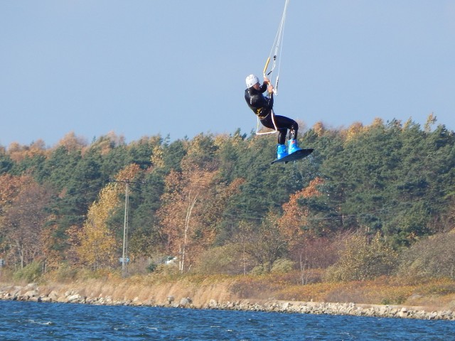 Kalendarz Dziennika Bałtyckiego - Wiesia Konkel - Kuźnica. Październikowy kitesurfer