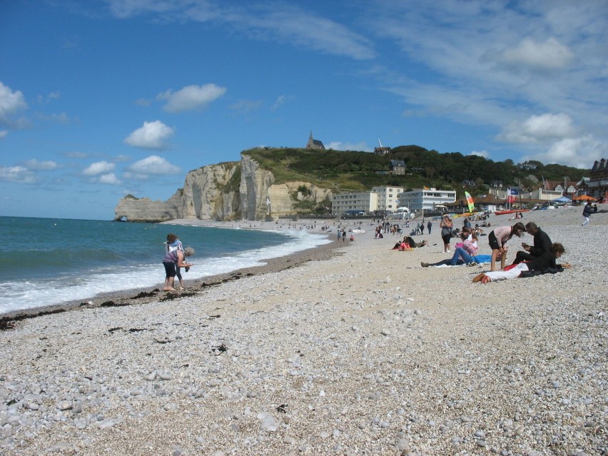 Kamienista plaża w Etretat