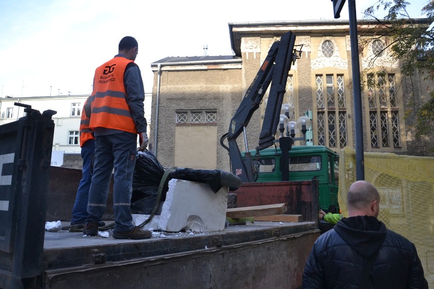 Pomnik Andrzeja Huszczy już na deptaku, czeka na oficjalne odsłonięcie [ZDJĘCIA]