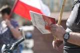 SLD rozdaje Konstytucję w Gorzkowicach
