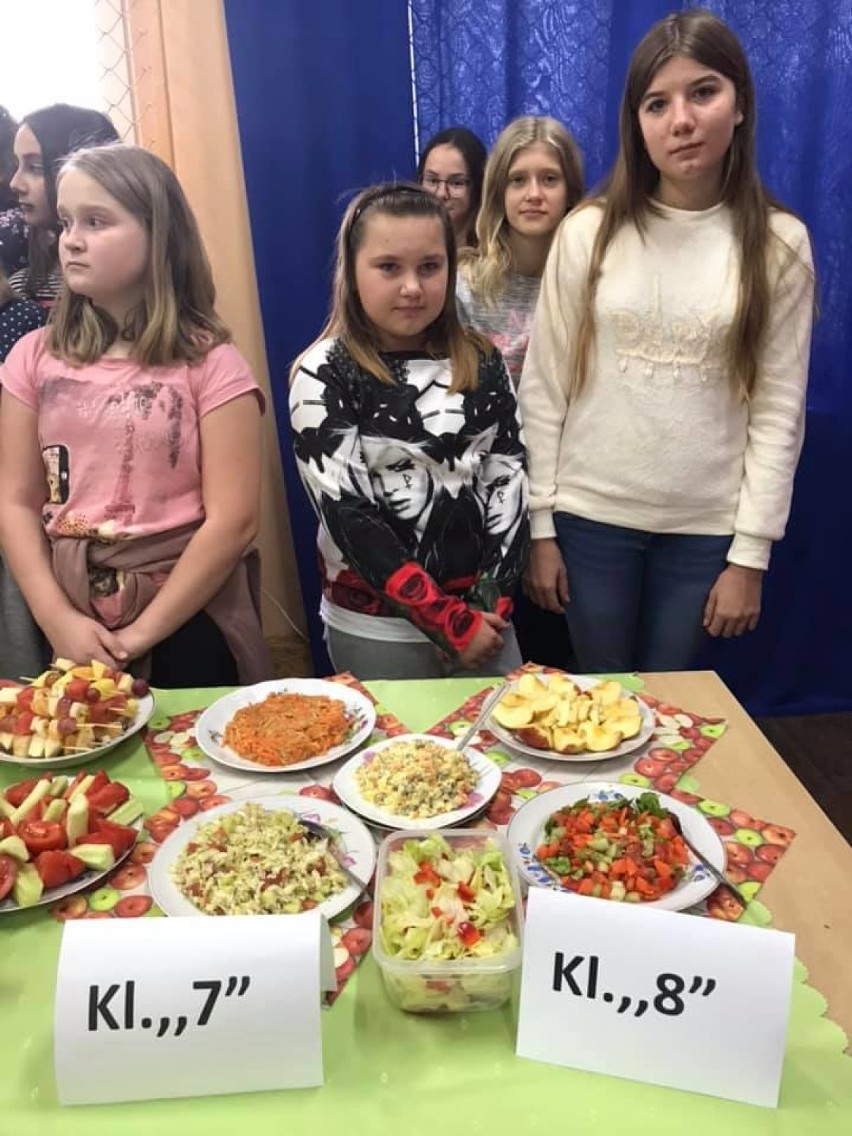 Uczniowie Szkoły Podstawowej w Sieńcu promują zdrową żywność[FOTO]