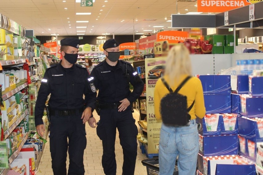 Policjanci odwiedzili sklepy w Lipnie