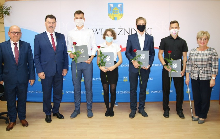 Uczniowie otrzymali nagrody: Laur Klemensa, Maturzysta Roku,...