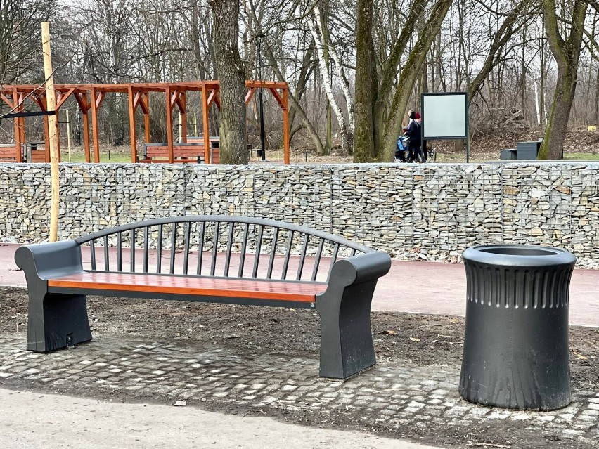 W Parku Zamkowym zamontowano nowe ławki i kosze na śmieci.