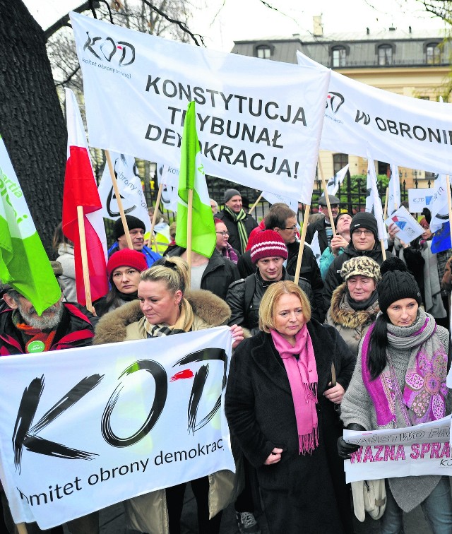 Warszawska pikieta w obronie konstytucji i demokracji z początku grudnia br.