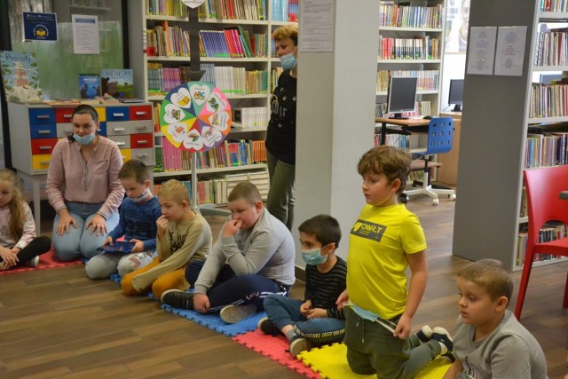 Biblioteka w Wielgiem jest za pan brat ze wszelkimi nowinkami. W ramach programu „Kraszewski dla bibliotek” zakupiono klocki LEGO do robotyki wraz z matą do kodowania i robotem edukacyjnym.
