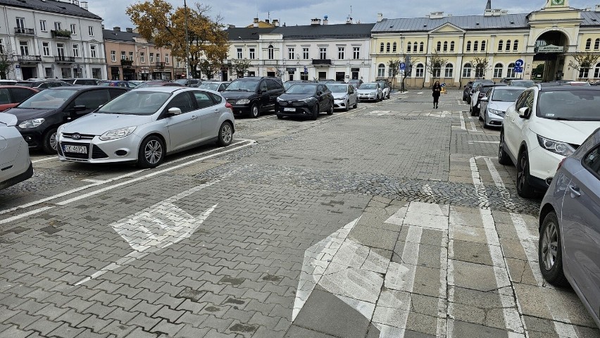 Darmowe parkowanie na Placu Wolności w Kielcach. Nawierzchnię trzeba przygotować do Święta Niepodległości więc będą utrudnienia   