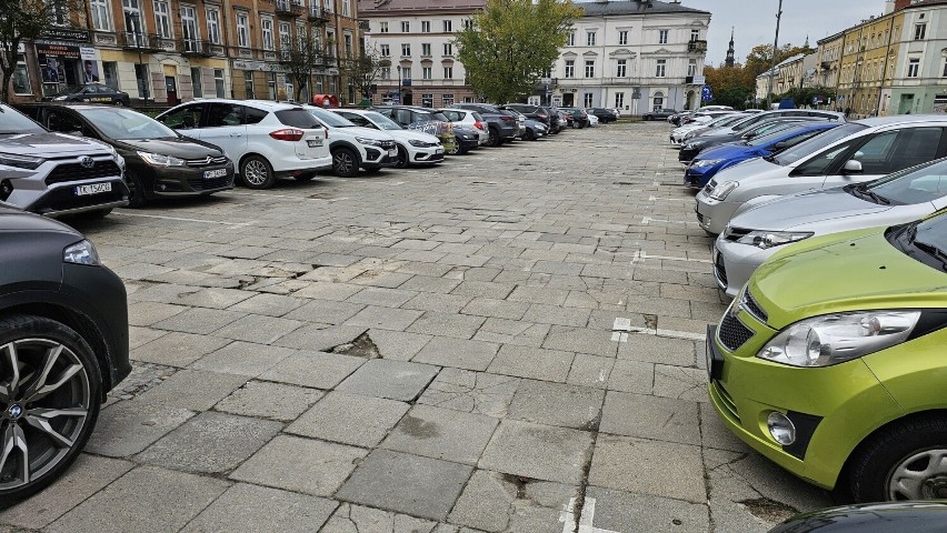 Darmowe parkowanie na Placu Wolności w Kielcach. Nawierzchnię trzeba przygotować do Święta Niepodległości więc będą utrudnienia   